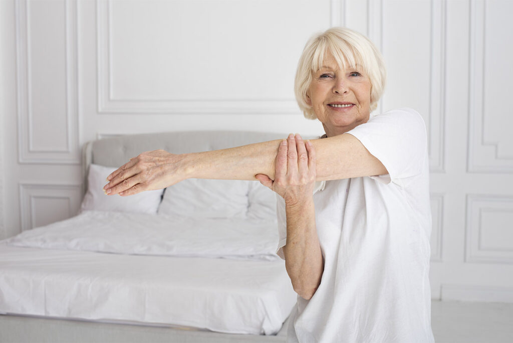 Femme faisant de l'exercice contre les rhumatismes