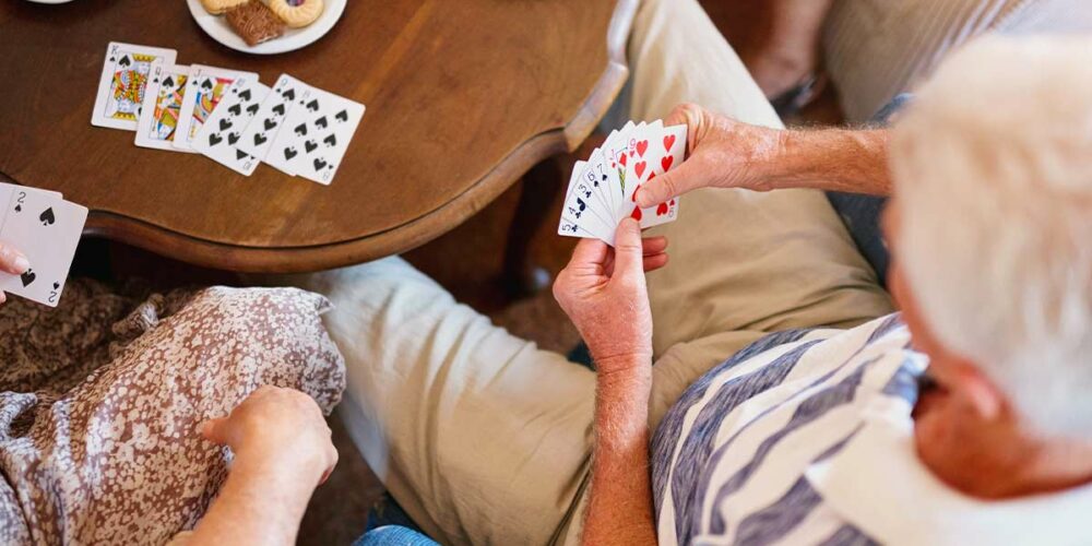 Personnes âgées jouant aux cartes
