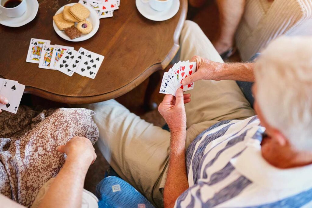 Personnes âgées jouant aux cartes