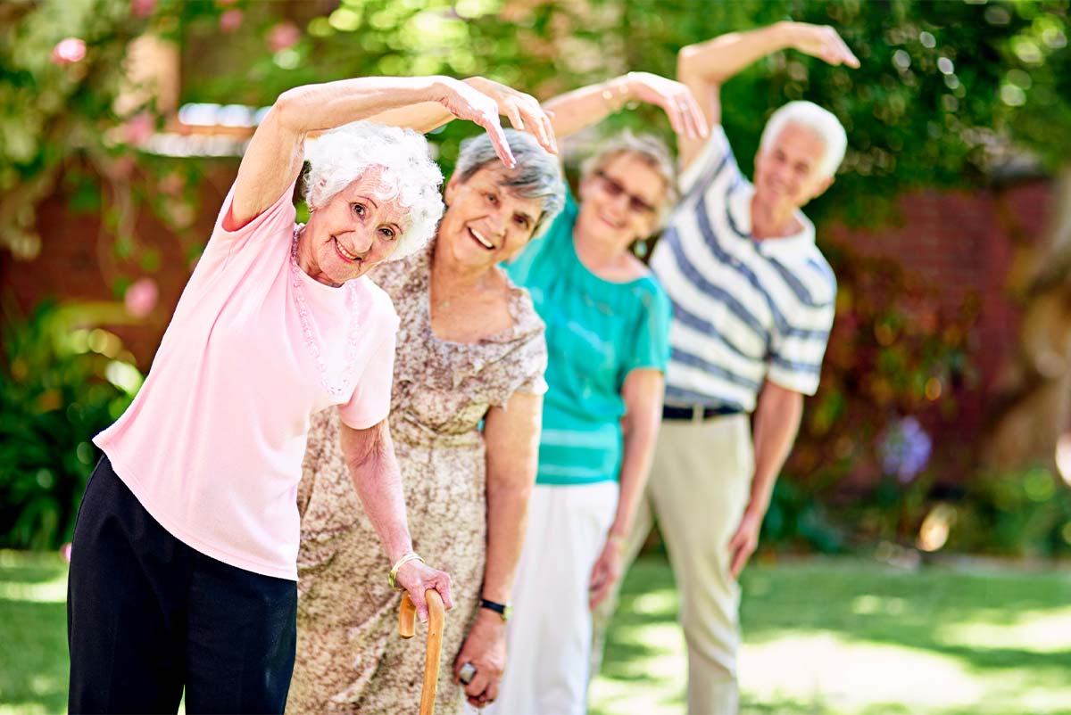 Seniors faisant de l'exercice physique