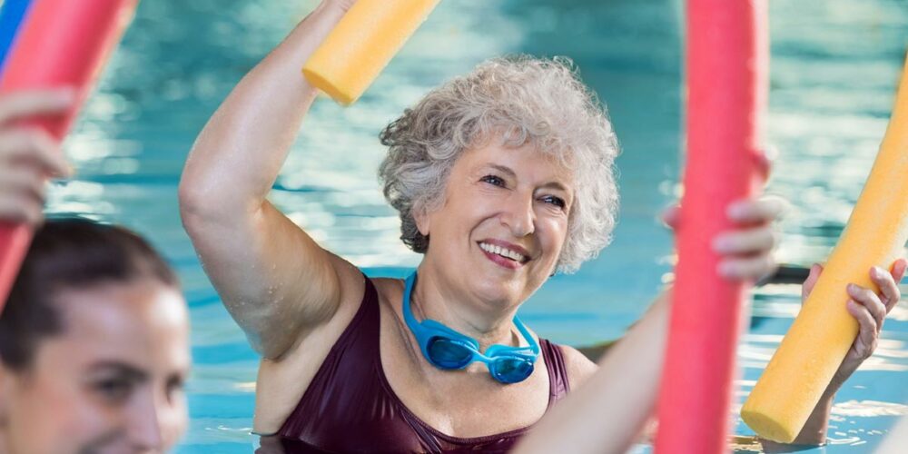 Femme senior pratiquant l'aquagym