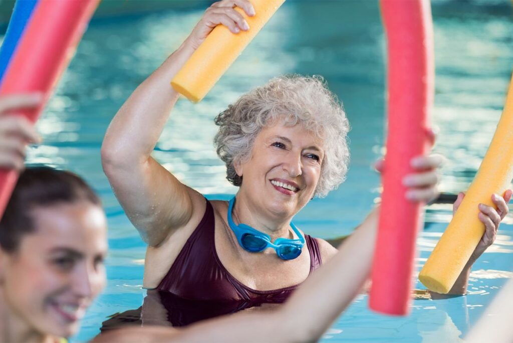 Femme senior pratiquant l'aquagym