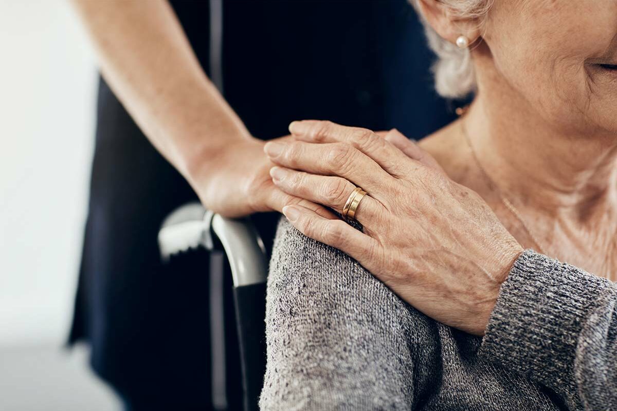 Femme senior souhaitant une téléassistance